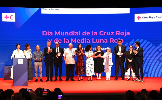 Su Majestad la Reina junto a los premiados con las Medallas de Oro de Cruz Roja Española